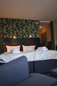 a bedroom with a large bed with white sheets at Gästehaus Dresdner Hof in Zittau