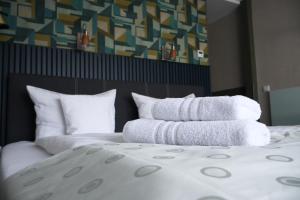 a bed with white towels on top of it at Gästehaus Dresdner Hof in Zittau