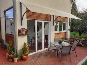 un patio avec une table, des chaises et un parasol dans l'établissement Ferienwohnung Alte Post Retzen, à Bad Salzuflen