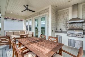 Kuchyň nebo kuchyňský kout v ubytování Sanity By the Sea by 30A Escapes