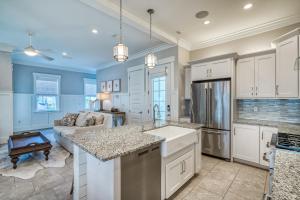 Kuchyň nebo kuchyňský kout v ubytování Sanity By the Sea by 30A Escapes