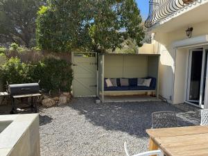 Patio alebo iná vonkajšia časť ubytovania Les Ecuries - 3 bedroom Gîte with plunge pool near Narbonne & the Canal du Midi