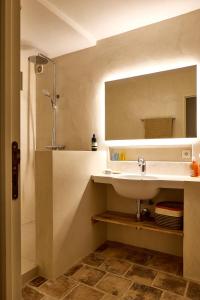 a bathroom with a sink and a mirror at Maison Florence in Valliguières