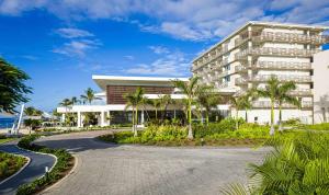 马霍礁Sonesta Ocean Point Resort- All Inclusive - Adults Only的前面有路的建筑