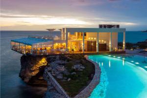 Sonesta Ocean Point Resort- All Inclusive - Adults Only内部或周边的泳池