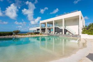 Sonesta Ocean Point Resort- All Inclusive - Adults Only内部或周边的泳池