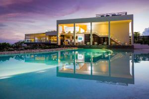 Sonesta Ocean Point Resort- All Inclusive - Adults Only内部或周边的泳池