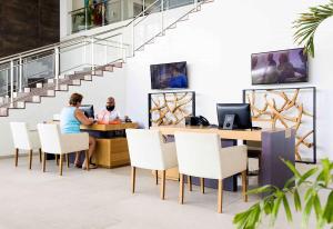 Sonesta Ocean Point Resort- All Inclusive - Adults Only的电视和/或娱乐中心