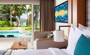Sonesta Ocean Point Resort- All Inclusive - Adults Only内部或周边的泳池