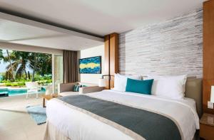马霍礁Sonesta Ocean Point Resort- All Inclusive - Adults Only的一间带大床的卧室和一个游泳池