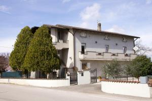 una casa bianca sul lato di una strada di Torretta d'Assisi a Tordandrea