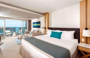 Sonesta Ocean Point Resort- All Inclusive - Adults Only客房内的一张或多张床位