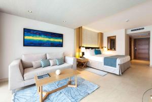Sonesta Ocean Point Resort- All Inclusive - Adults Only客房内的一张或多张床位