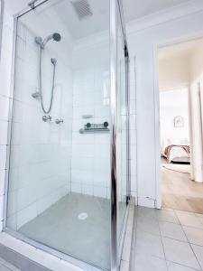 Koupelna v ubytování La Pague - Near CBD - Parking - 2 Bedroom Retreat