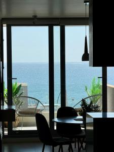 a dining room with a view of the ocean at Depto. frente al Mar - Costa Higuerillas in Concón