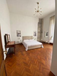 a bedroom with a bed and a wooden floor at Pisa Paradiso Nice View in Pisa
