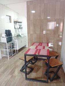 een tafel in een kamer met een keuken bij Hospedaria Dona Clara in Tiradentes