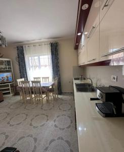 Køkken eller tekøkken på Eri apartment + 8 billeder