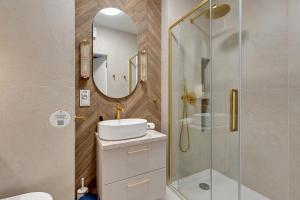 Ένα μπάνιο στο Portovo Riverside Suites by Lion Apartments Gdańsk +36 φωτογραφίες