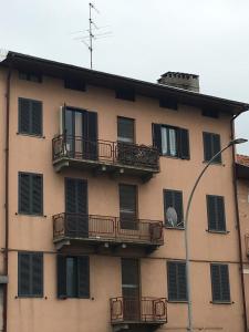 un edificio de apartamentos con balcones y luz de la calle en B&B Libertà, en Biella