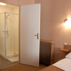 Ванная комната в Hôtel des Pyrénées