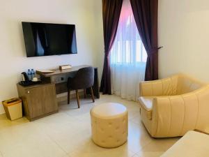TV a/nebo společenská místnost v ubytování Swiss Pearl Continental Suite