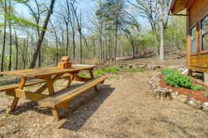 Zahrada ubytování Walk to White River Cotter Cabin with Fire Pit!