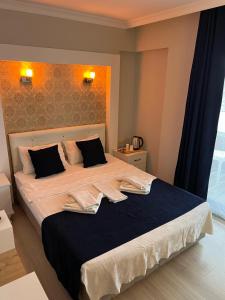 Ein Bett oder Betten in einem Zimmer der Unterkunft Marla Didim Otel