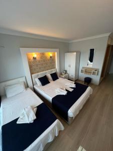 ein Hotelzimmer mit zwei Betten in einem Zimmer in der Unterkunft Marla Didim Otel in Didim + 37 Fotos