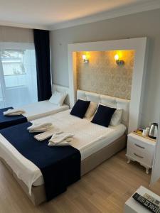 Ein Bett oder Betten in einem Zimmer der Unterkunft Marla Didim Otel