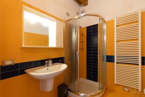 ein Badezimmer mit Waschbecken und Dusche in der Unterkunft Home MiraGarda in Peschiera del Garda + 20 Fotos