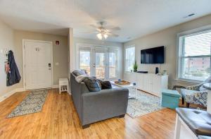 un soggiorno con un divano e una TV di Sea Drift 200: Breezy by Carolina Beach Realty a Carolina Beach