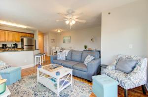 un soggiorno con un divano e un tavolo di Sea Drift 200: Breezy by Carolina Beach Realty a Carolina Beach