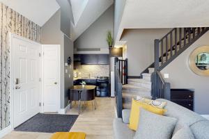 sala de estar con sofá y escalera en Condo 612 at North Creek Resort, en Blue Mountains
