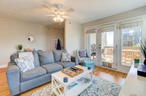 un soggiorno con un divano e un tavolo di Sea Drift 200: Breezy by Carolina Beach Realty a Carolina Beach