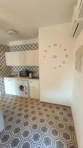 a kitchen with a washer and dryer in a room at Casa Leone in Stintino