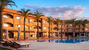 Bazén v ubytování Altafiumara Resort & Spa nebo v jeho okolí