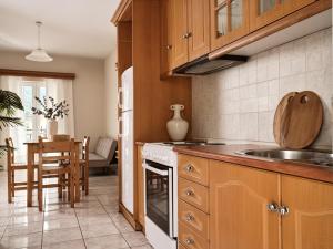 una cocina con fregadero y estufa horno superior en Avra Rooms, en Kerion 13 fotos más