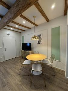 Un comedor con mesa y sillas en HouSmart Emilia 15, en San Lazzaro di Savena