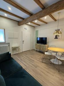 una sala de estar con un sofá y una mesa en HouSmart Emilia 15, en San Lazzaro di Savena