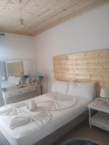 Postel nebo postele na pokoji v ubytování ERDA LAKESIDE Guesthouse