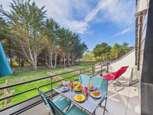 a table and chairs on the balcony of a house at -AUSTRAL- Beau T3 a 200 m des plages in Concarneau