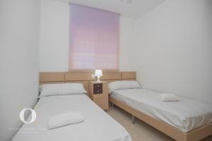Posteľ alebo postele v izbe v ubytovaní Holiday Deluxe Magic World Playa Coral I
