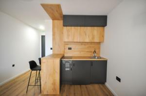 Una cocina con encimera y fregadero en una habitación. en Studio Dobra Voda 13, en Dobra Voda