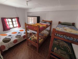 Una cama o camas en una habitación de Hostel VERBENITA