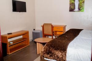 Televisyen dan/atau pusat hiburan di Aloha Hotel & Resort