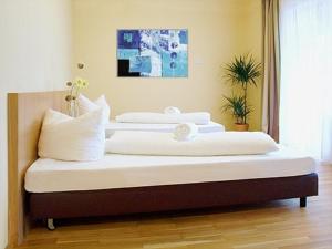 バート・キッシンゲンにあるCampus Bad Kissingenの- 白い枕付きのベッド2台(1室)
