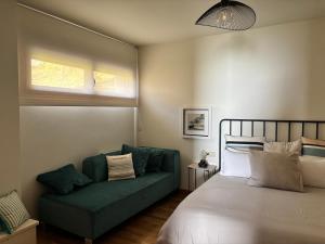 ビーゴにあるVilla Charneca, jardín y marのベッドと緑のソファのある寝室