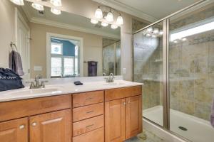 Walk to Beach Oak Island Retreat with 210-Yard Dock في أوك آيلاند: حمام مع مغسلتين ودش +31 صورة