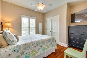 Walk to Beach Oak Island Retreat with 210-Yard Dock في أوك آيلاند: غرفة نوم بها سرير ومروحة سقف